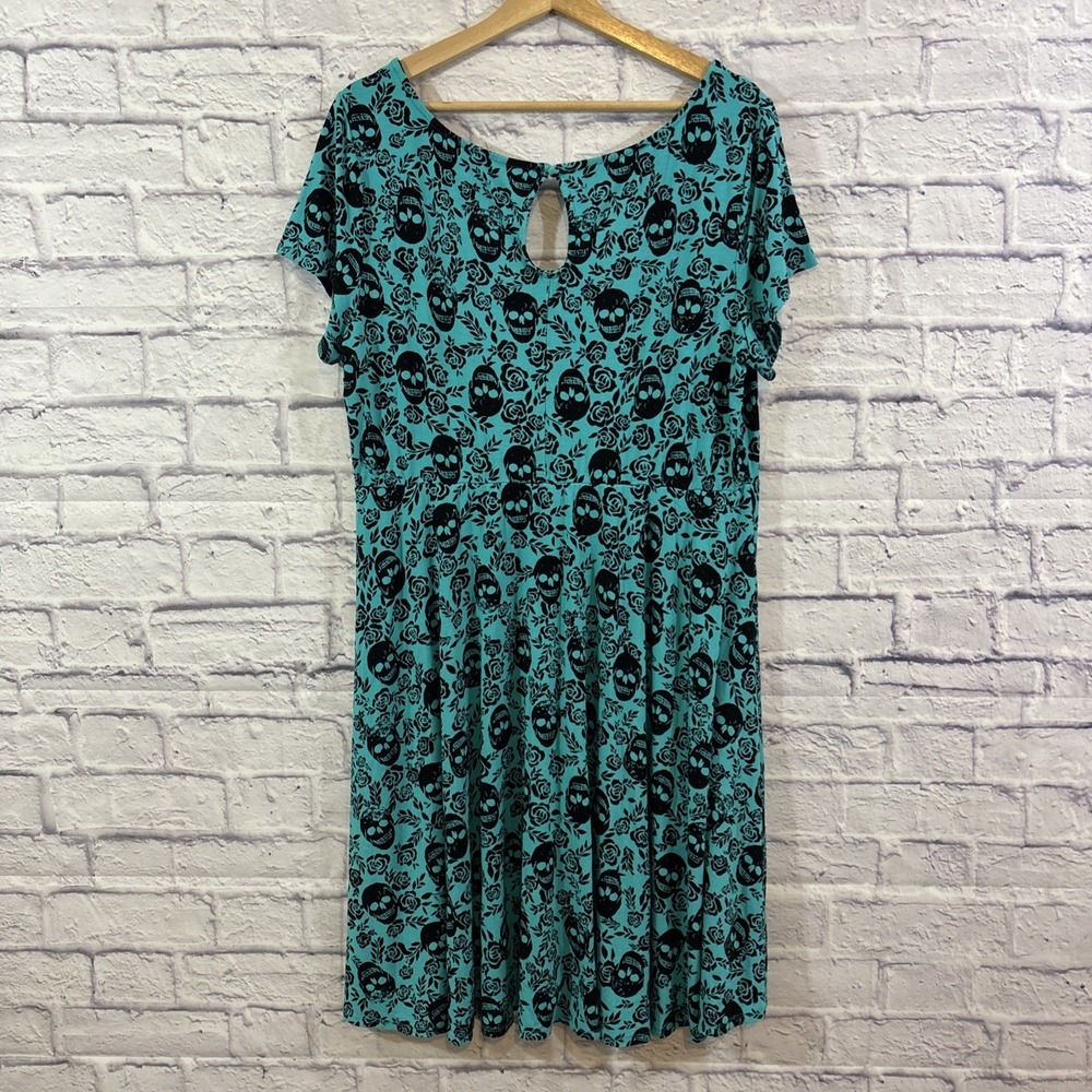Torrid Size 2 Dress Skulls Roses Turquoise Black Keyhole Back Flowy Stretch Goth - Picture 6 of 7